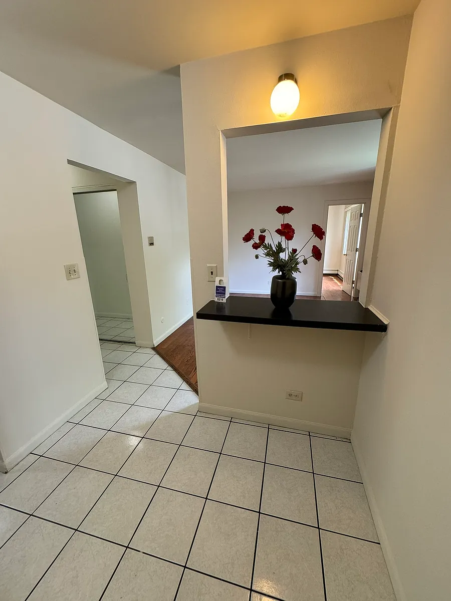Building Photo - 1702 W Victoria Dr #303