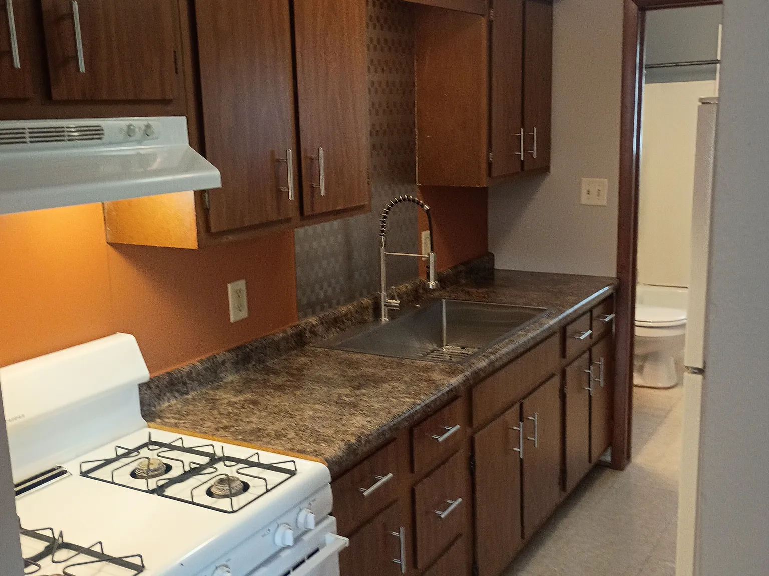 1 bed, 650 sqft, $1,050 — Photo 3
