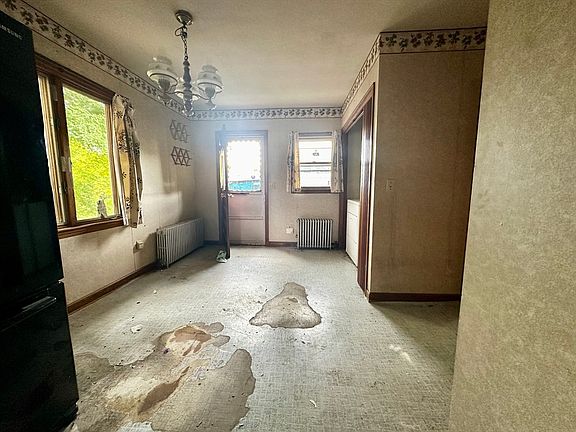 5th image of 70 Washington St