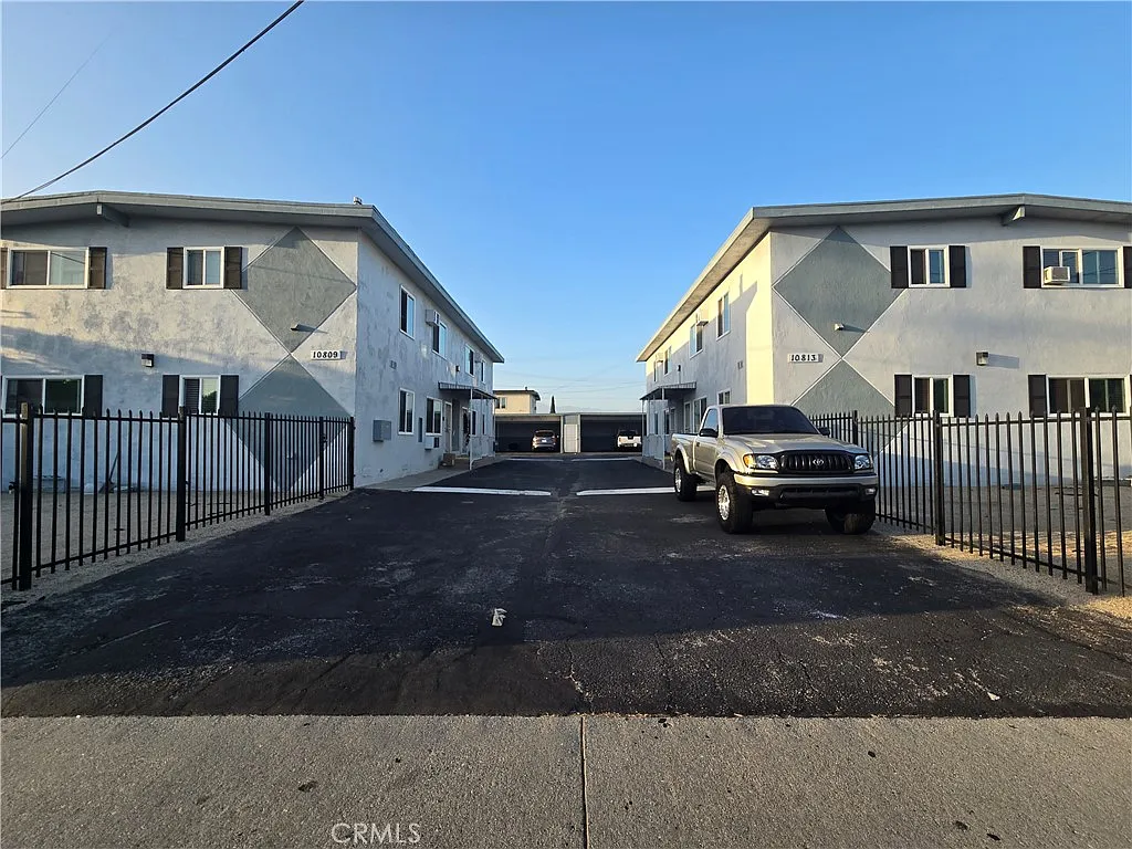 2 bed, 800 sqft, $2,200 — Photo 3