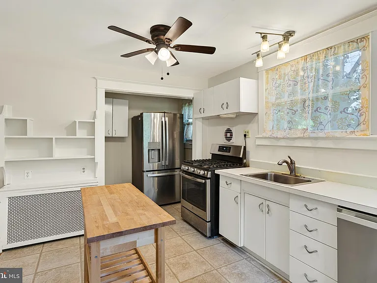 113 S Valley Rd — Photo 16