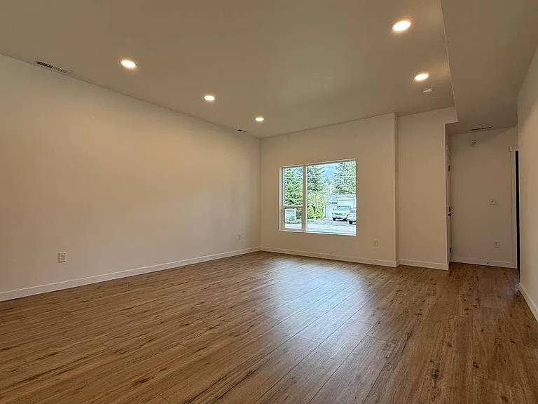3925 E 32nd Ave #3 — Photo 4