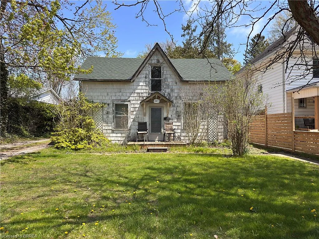 221 Norfolk St N photo 1