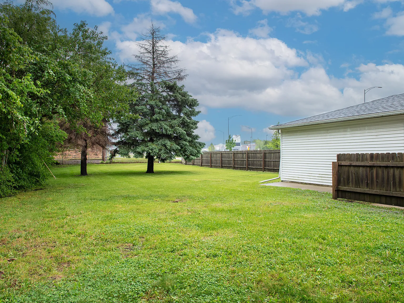 4 bed, 1637 sqft, $1,700 — Photo 2