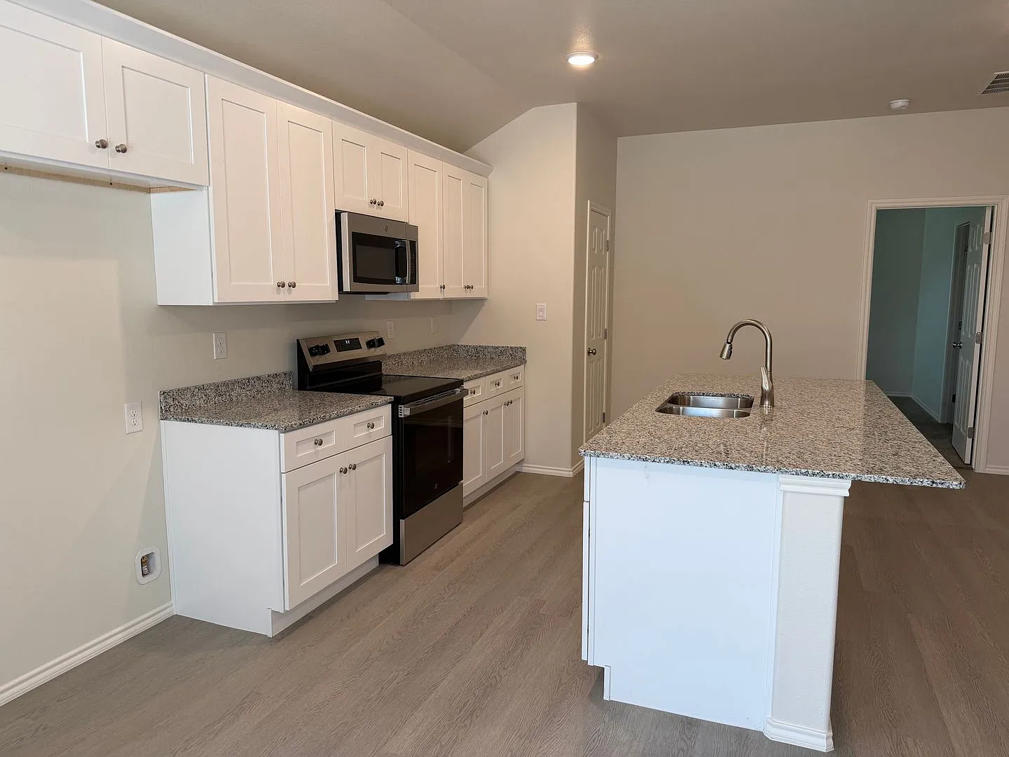 Brand New Build Beauty in Shenandoah Ridge — Photo 4