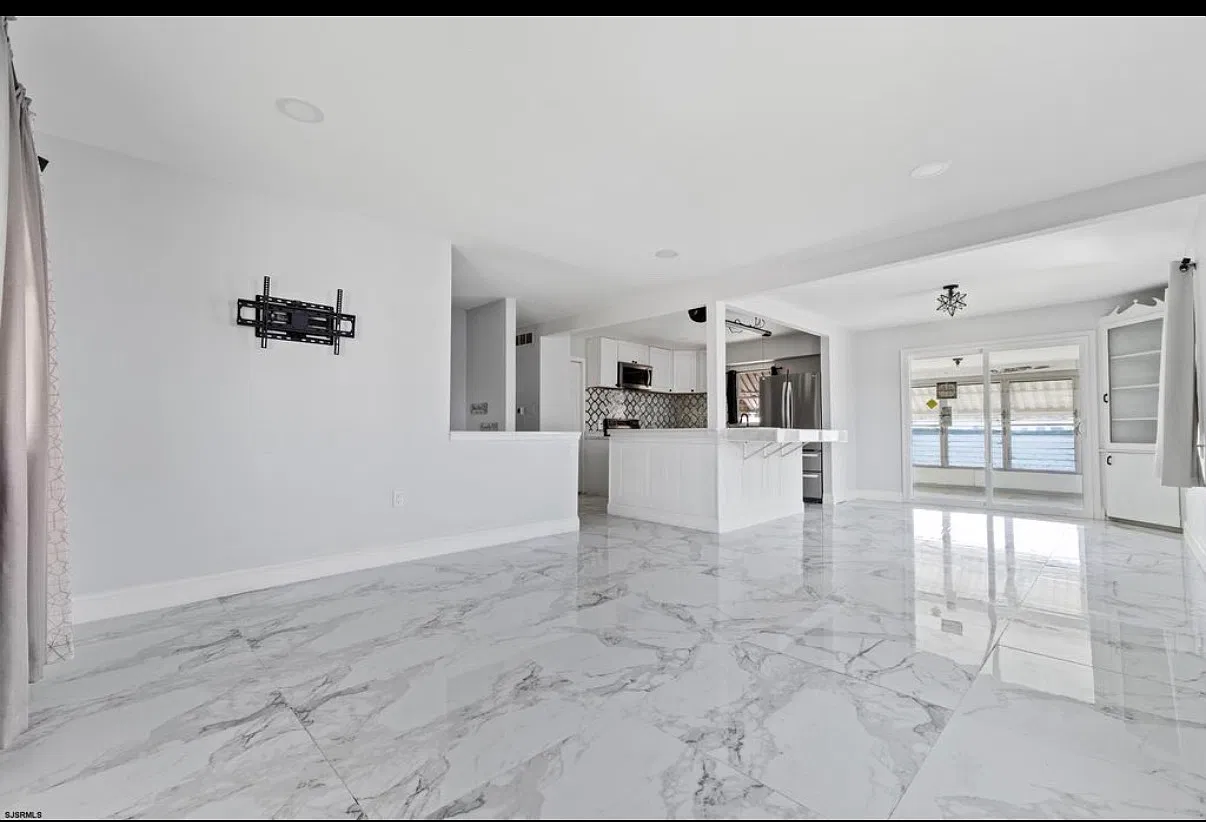 4 bed, 2028 sqft, $3,400 — Photo 3