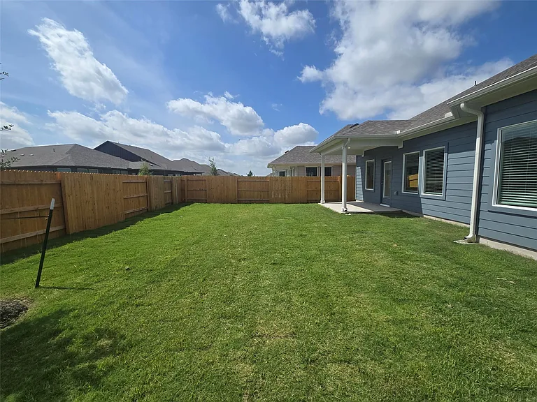 715 Universal Dr — Photo 37