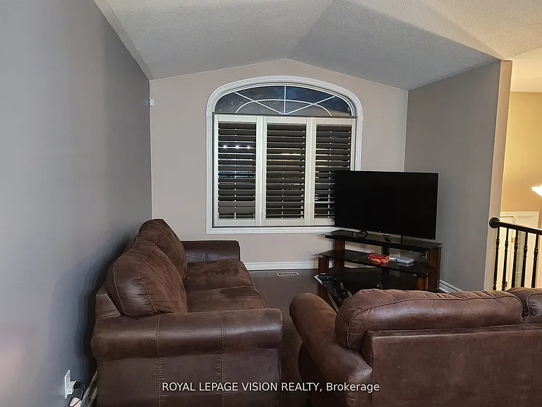 8001 Woodsview Cres — Photo 4
