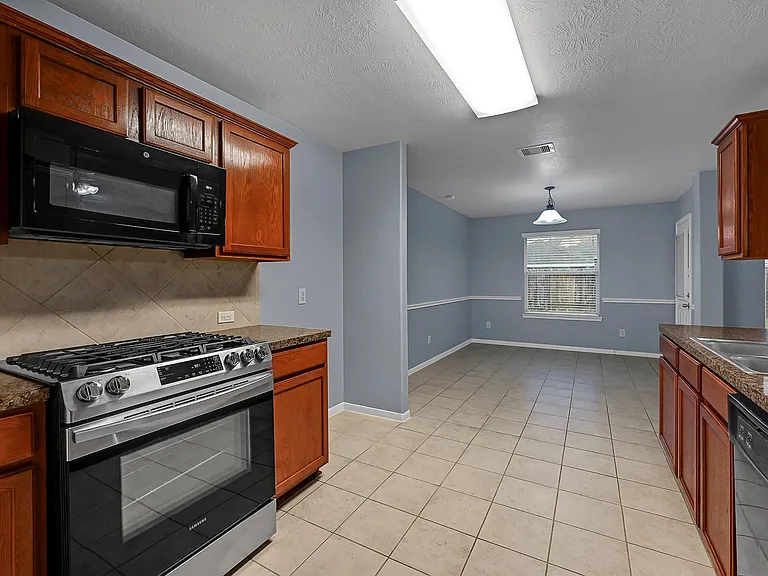 15710 Bannowsky Ln — Photo 12