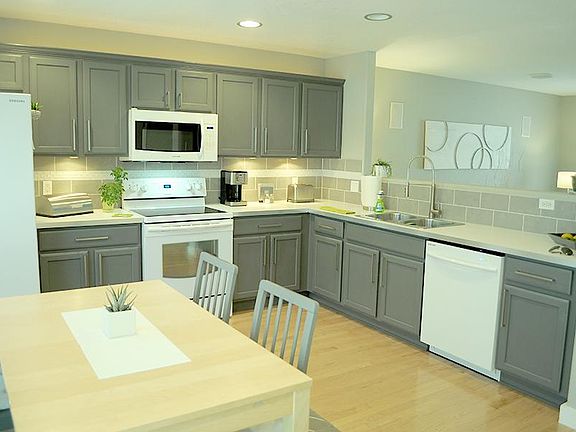 Eat-in kitchen - completely remodeled