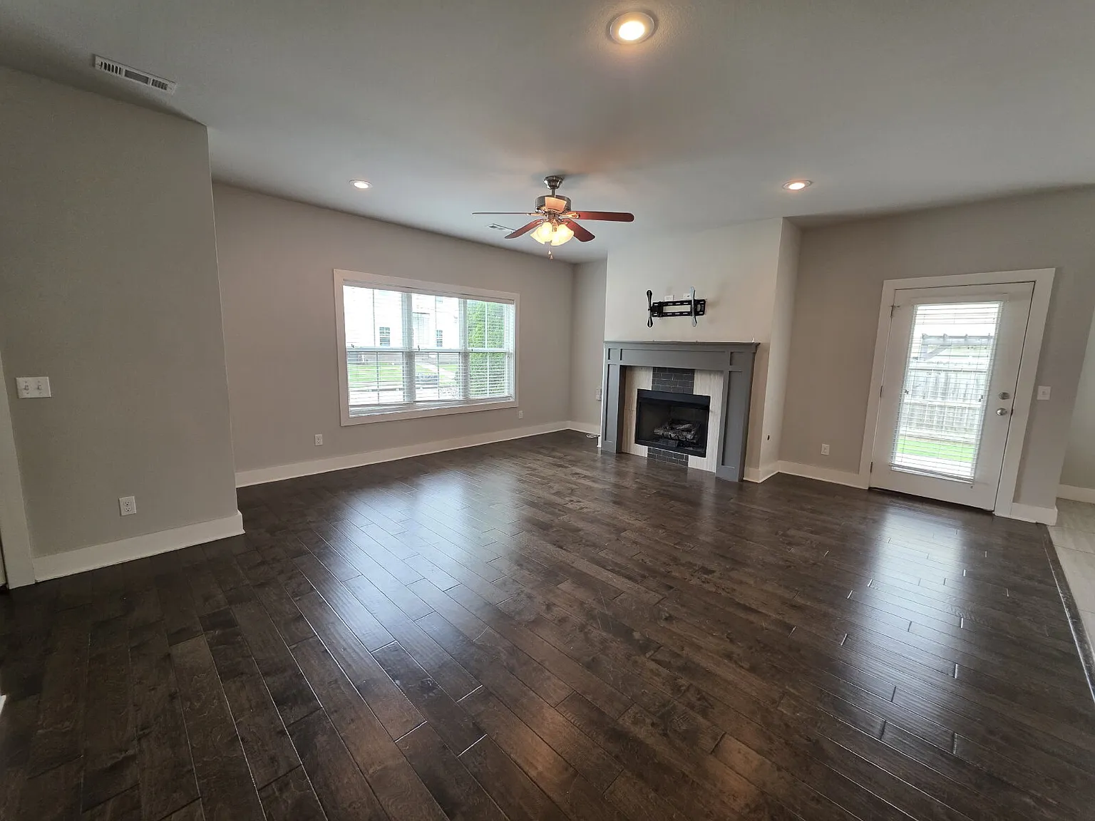 3 bed, 2.5 bath, 1845 sqft, $2,380 — Photo 2