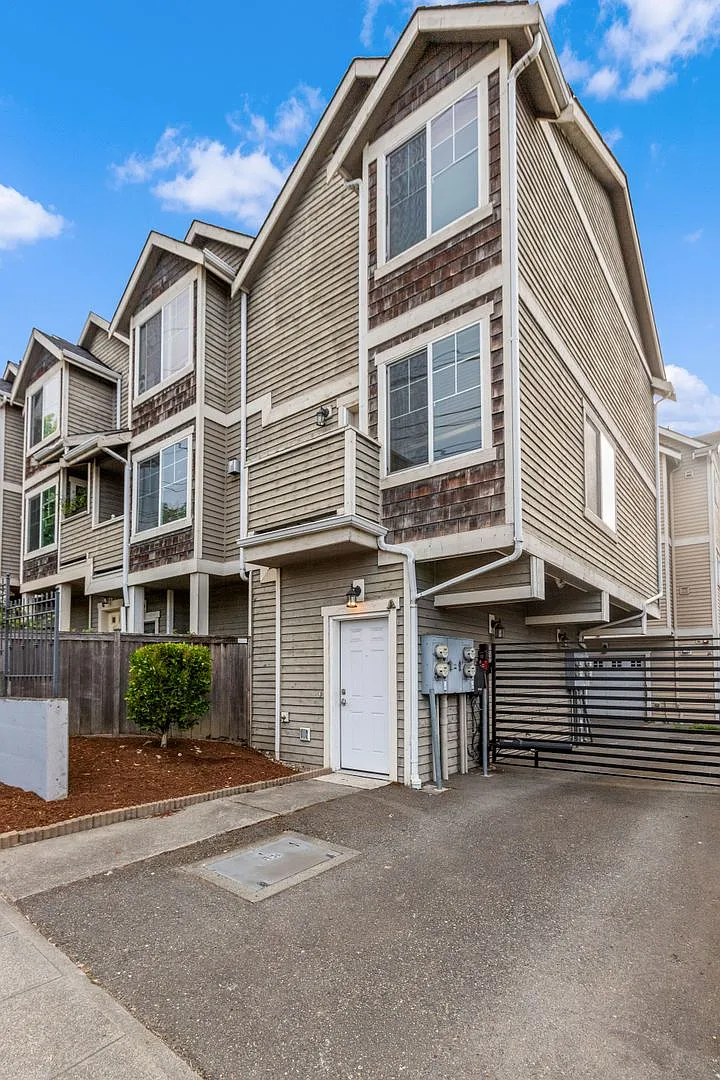 2bd/1.5ba Seattle Townhome — Photo 3