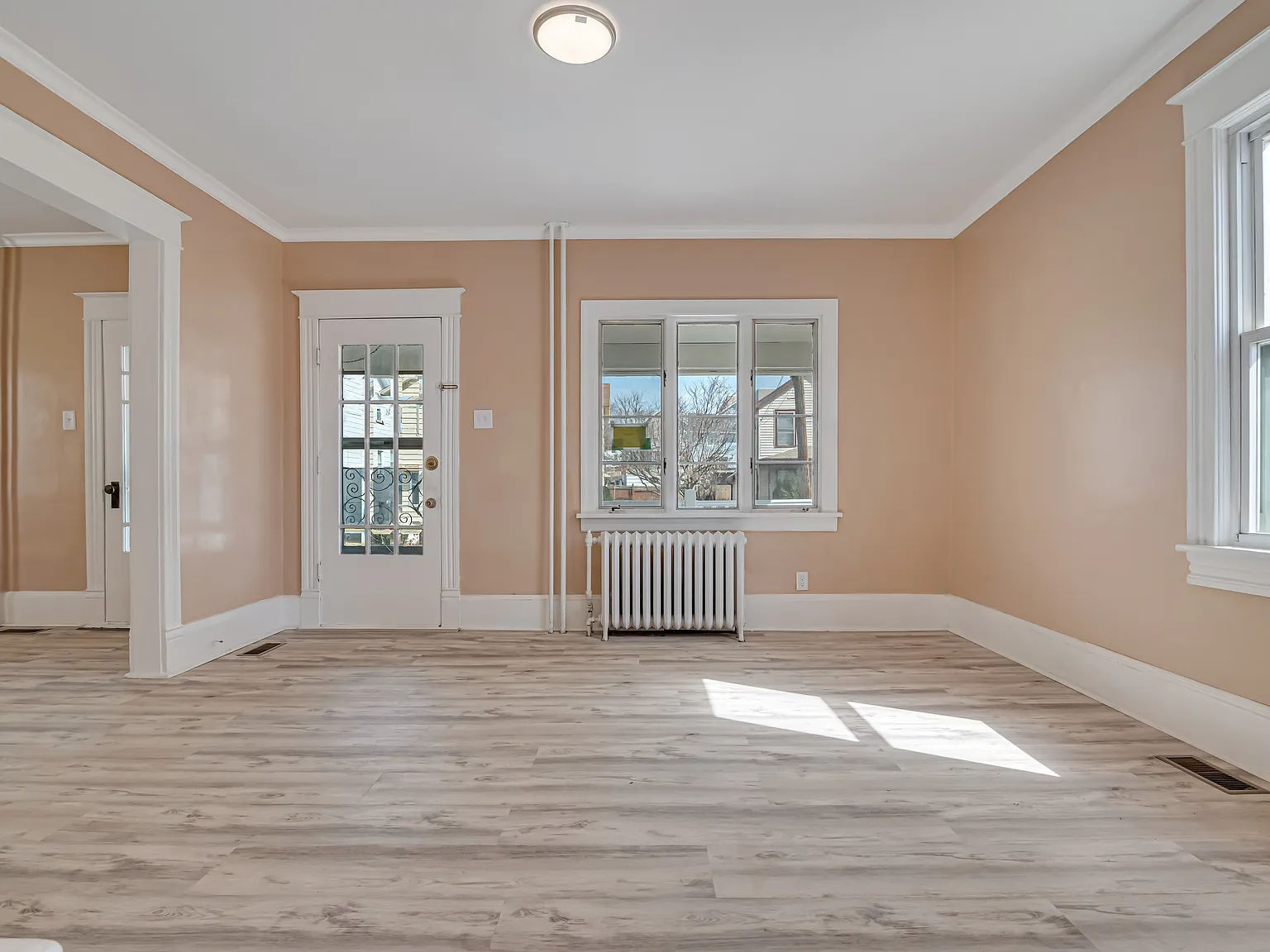 6 bed, 2400 sqft, $2,195 — Photo 4
