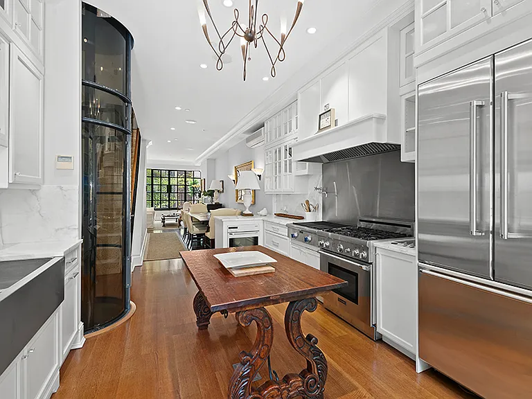 320 E 55th St #TOWNHOUSE — Photo 4