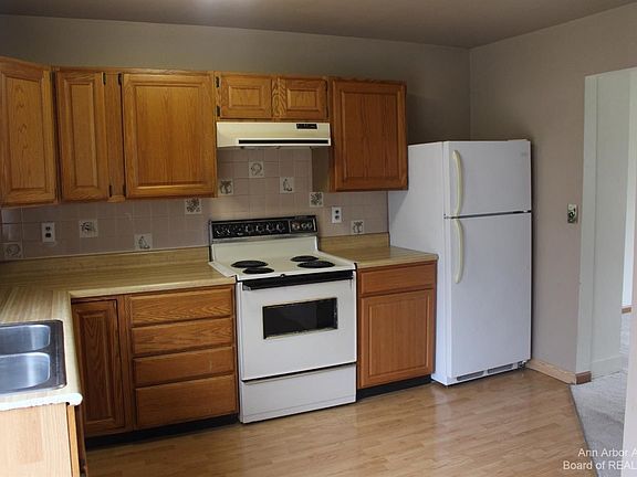 5th image of 880 E Michigan Ave