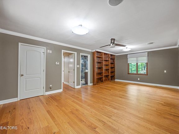 8th image of 3521 Montlake Dr