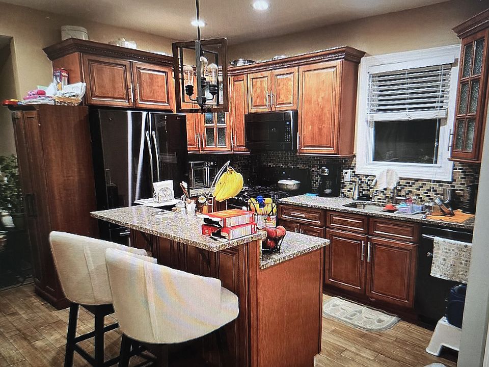 2nd image of 163-165 Elm St #1