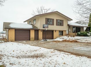 1215 S 16th Ave W, Newton, IA 50208