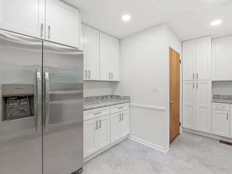945 Brynwood Ter — Photo 3
