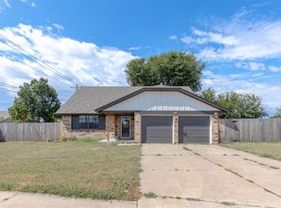 709 N Robinson Ave, Moore, OK 73170