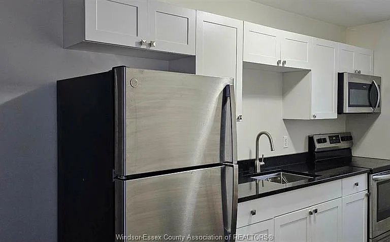 675 Chippawa St #1 — Photo 8