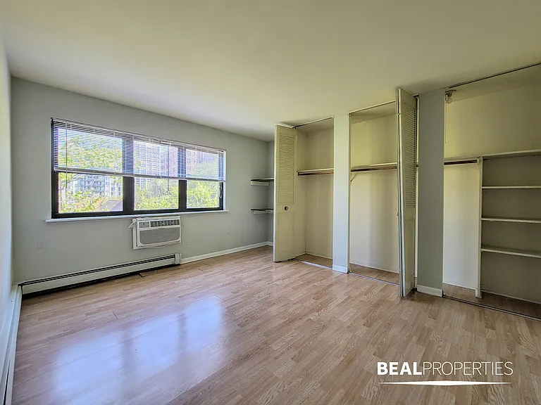 445 W Barry — Photo 179