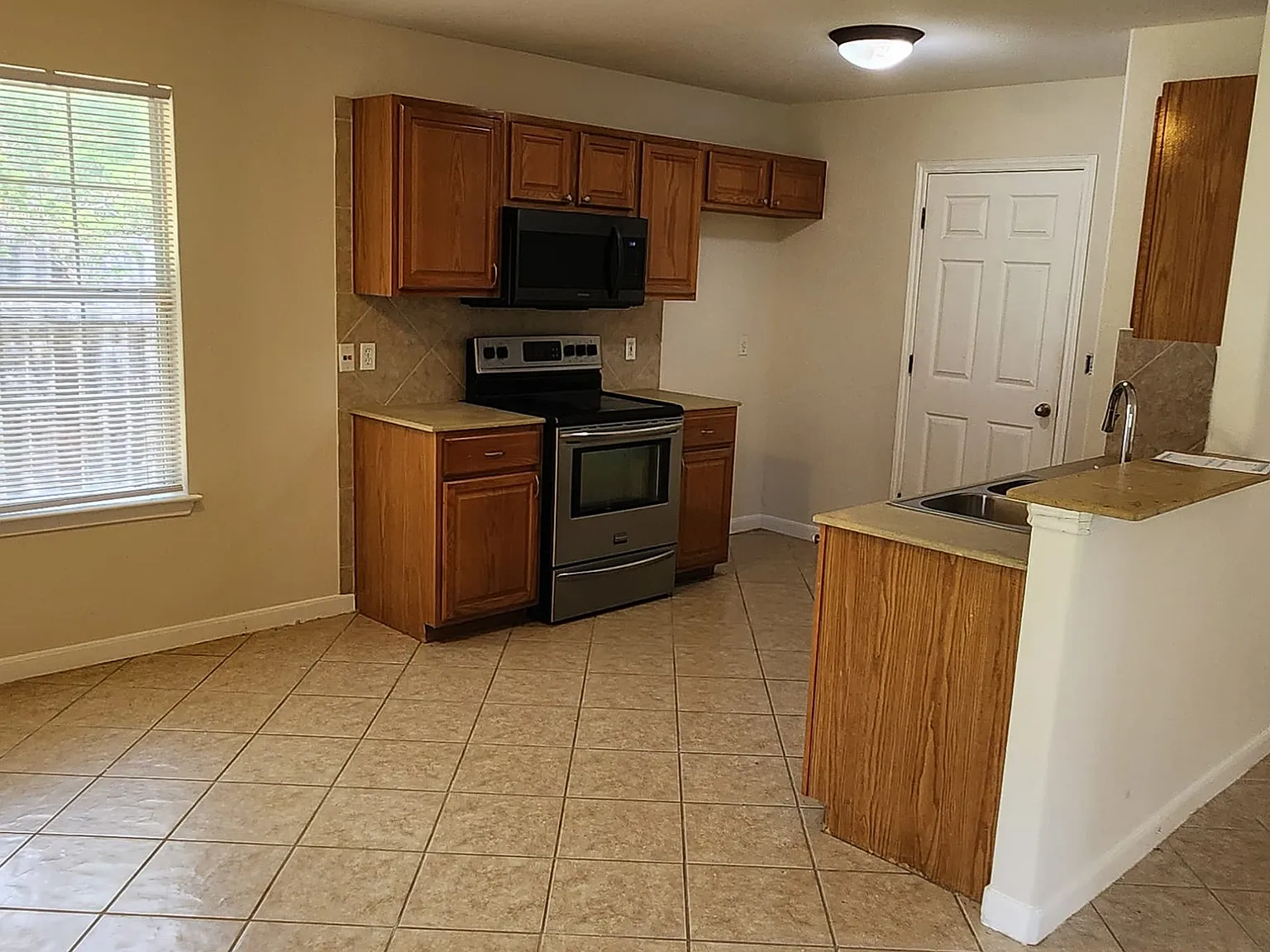 3 bed, 1292 sqft, $1,800 — Photo 4
