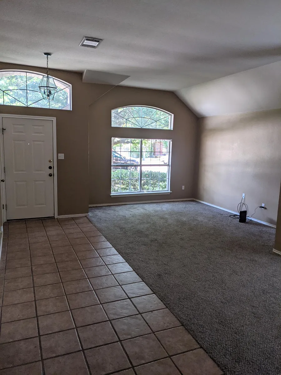 Living room - 414 Steeplechase Dr