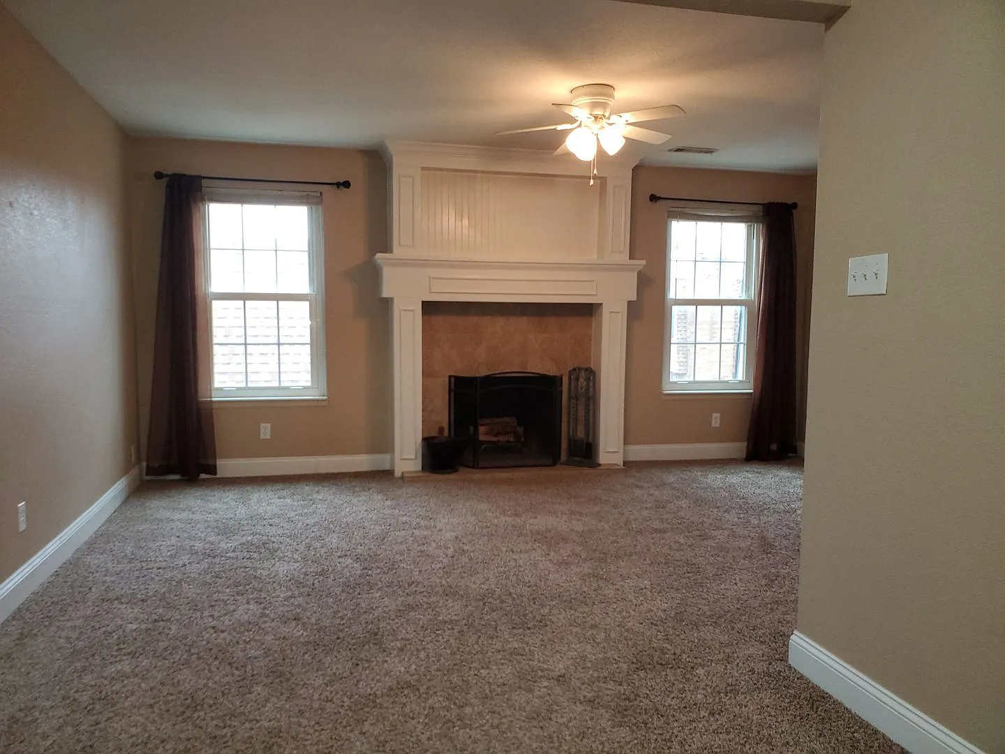 Huntington Condominiums upstairs, beautiful 2 br, 2 bth, wood burning fireplace — Photo 2