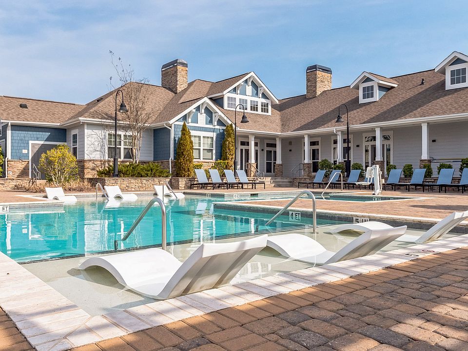 Resort-style Swimming Pool and Deck
