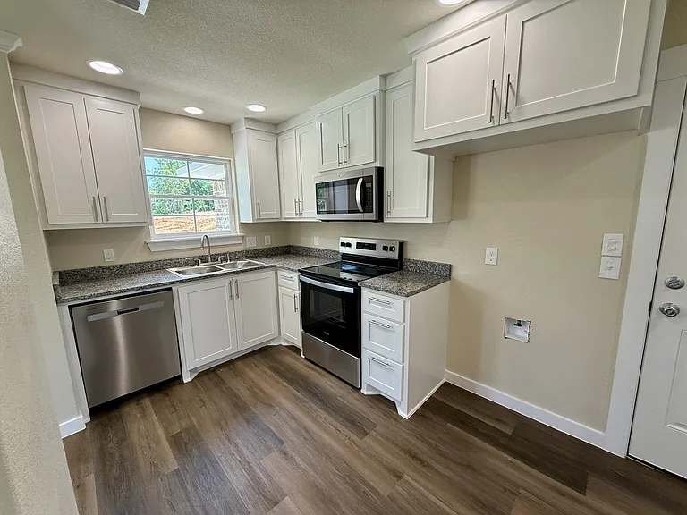 114 Village Pl — Photo 3