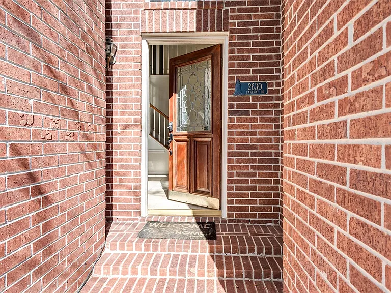 2630 Lakeway Dr — Photo 2