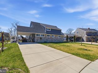 8 Inlet Rd, Levittown, PA 19057