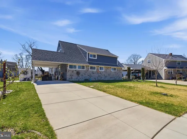 8 Inlet Rd, Levittown, PA 19057