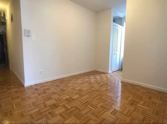 Rented by M.Grossman R.E. Management | media 7