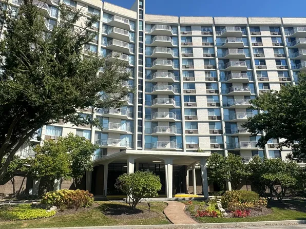 20 N Tower Rd APT 12E, Oak Brook, IL 60523