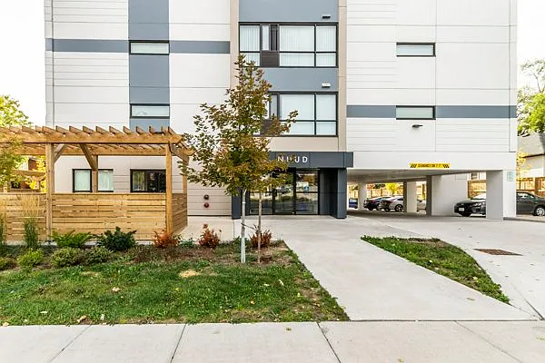 663 Victoria St S — Photo 17
