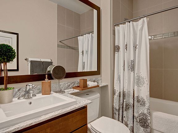 4800 Excelsior Bathroom