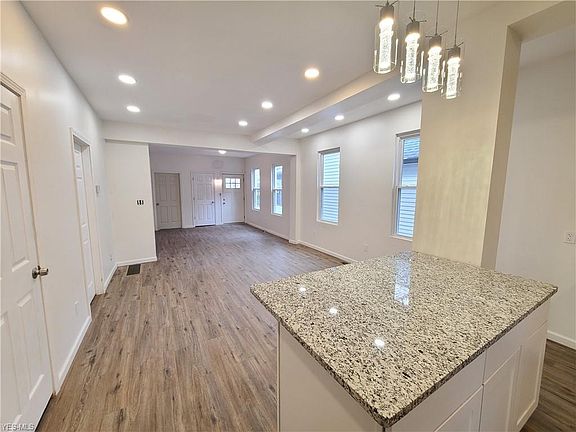 4th image of 2214 W 32nd St #2216