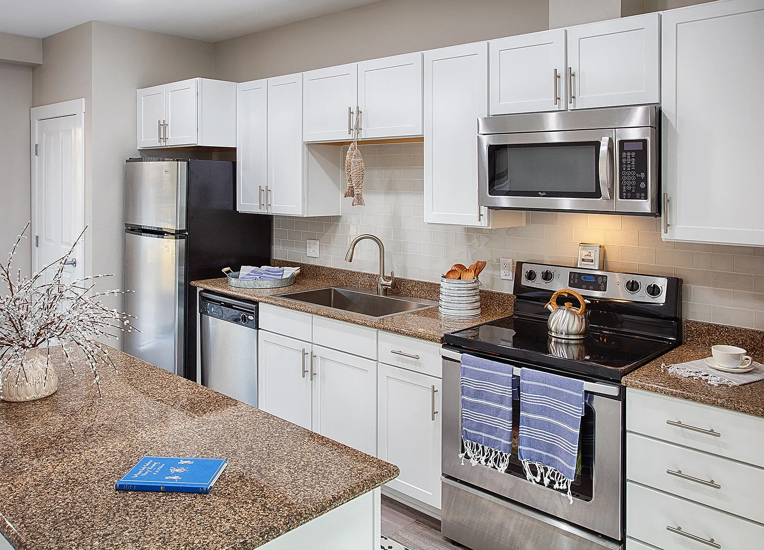 Lake Vista Apartments — Photo 2