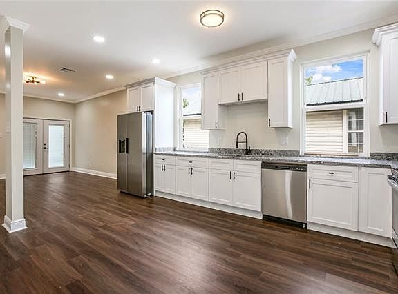 3rd image of 440 Manhattan Blvd