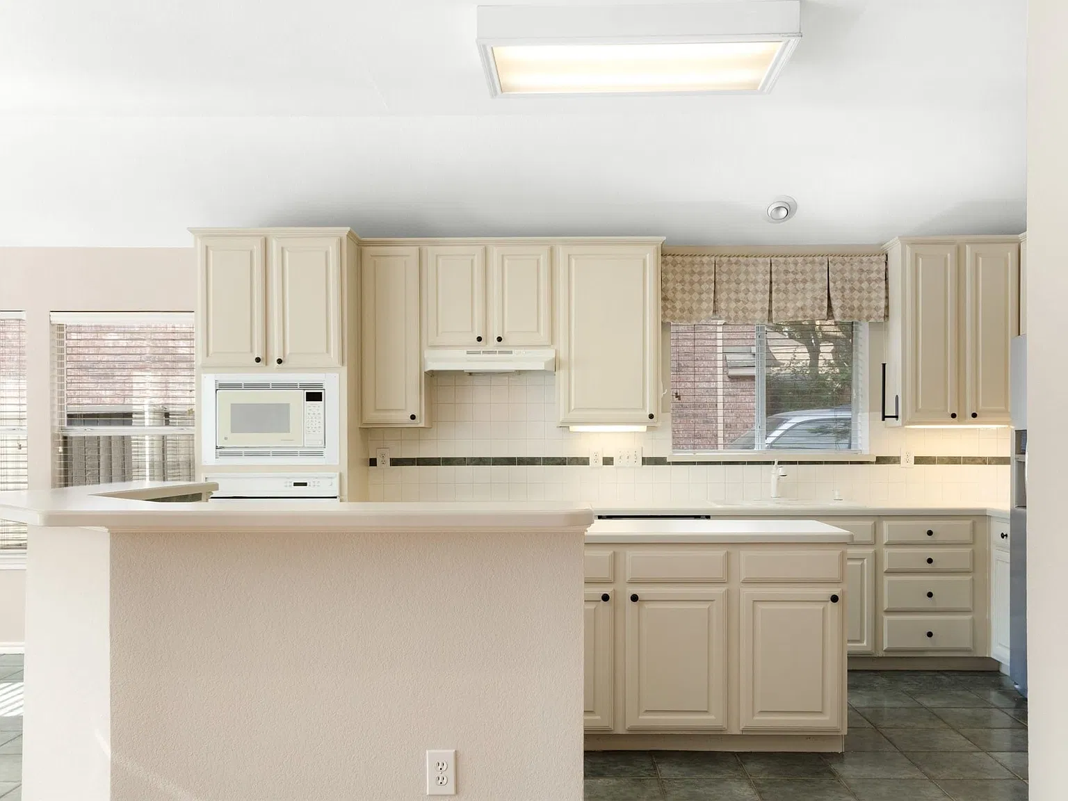 3 bed, 2.0 bath, 2248 sqft, $2,350 — Photo 3