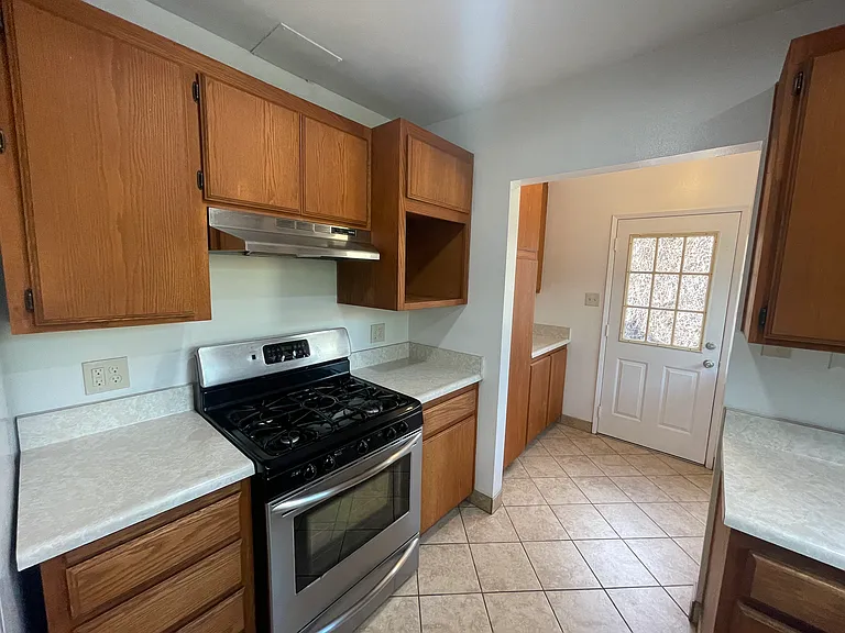 2513 N Termino Ave — Photo 3