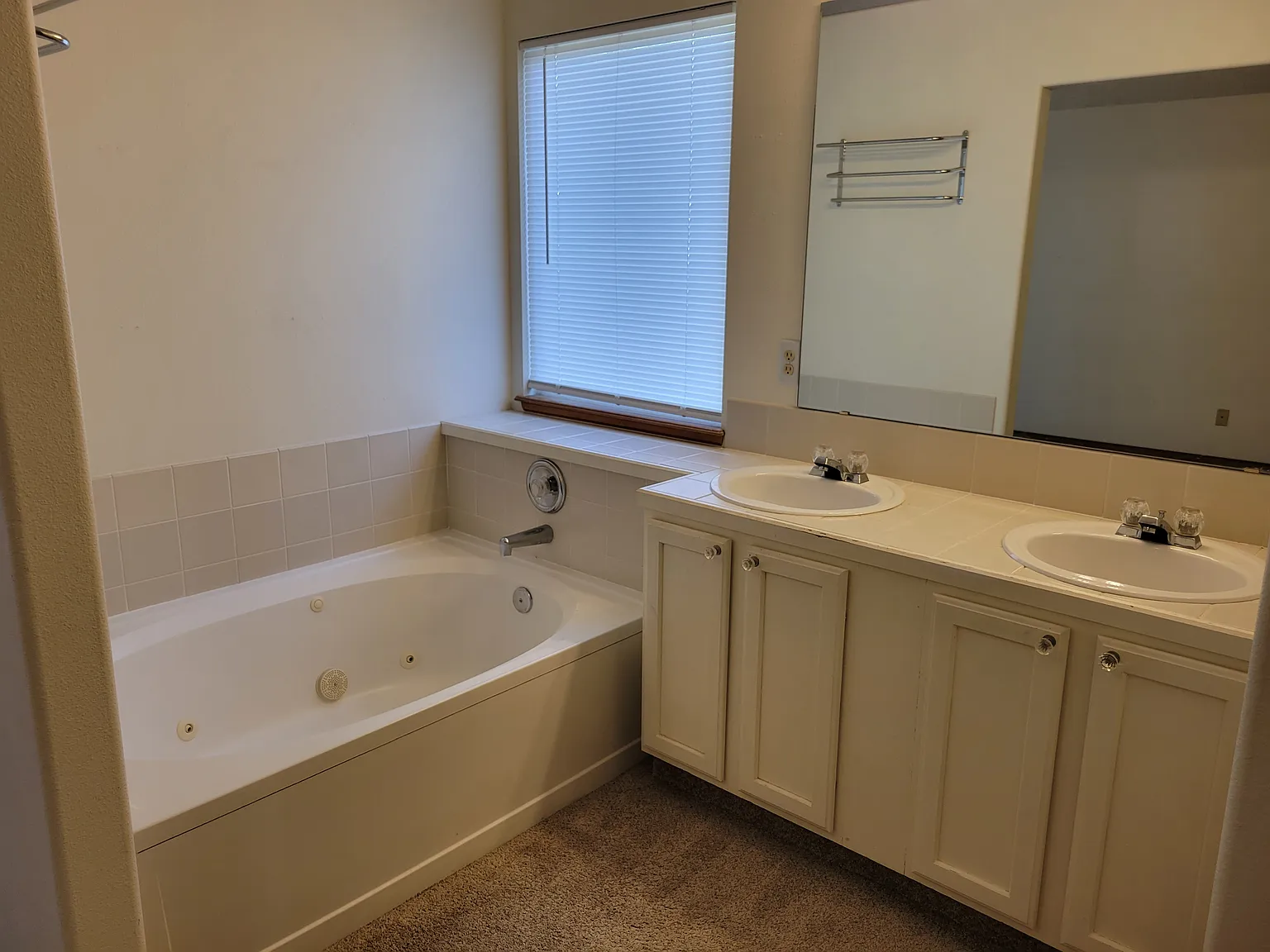 3 bed, 2.5 bath, 2591 sqft, $2,200 — Photo 3