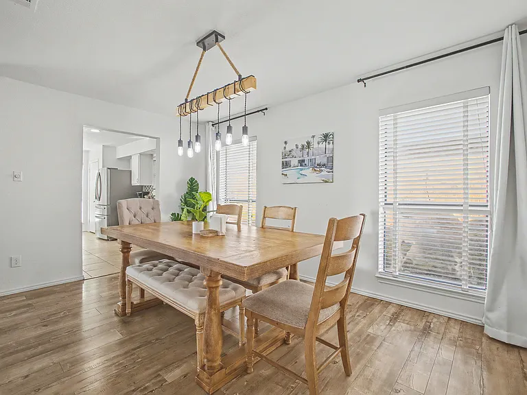 913 Sandhurst Dr — Photo 14