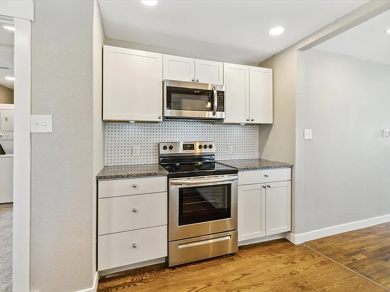 2060 S Irving St — Photo 10