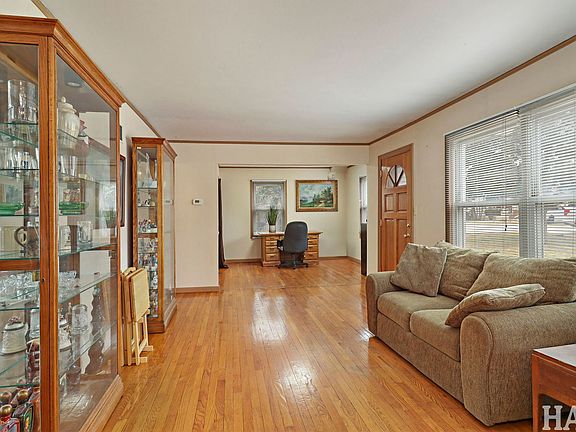 4th image of 911 Elmdale Rd