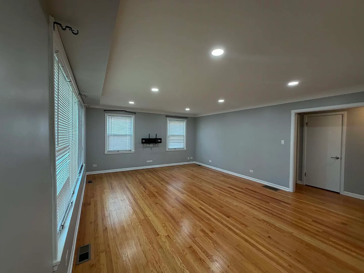 3 bed, 1095 sqft, $3,200 — Photo 2
