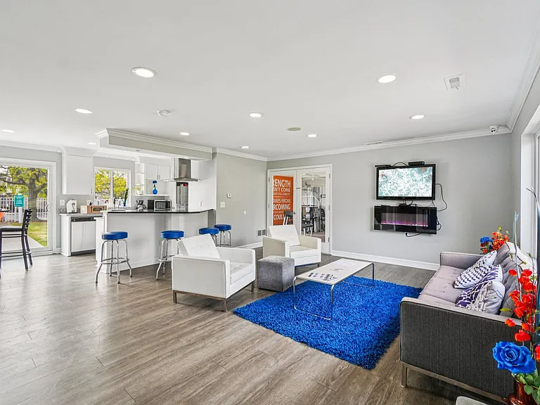 Entertain and socialize in our modern lounge featuring bar area and television, professionally operated by Highlands Vista Group.