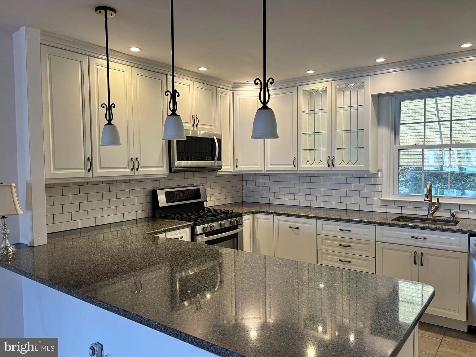 3 bed, 2.0 bath, 1398 sqft, $2,500 — Photo 2
